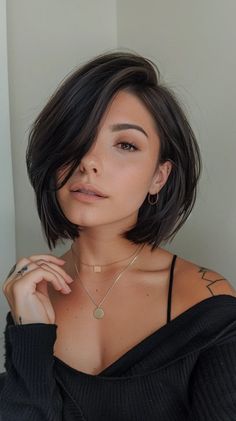 Short Hair 2020 Trends Women, Sleek Haircut Medium, Dark Short Hair Women, Short Keratin Hair, Dark Choppy Bob, Women's Bob Haircut, Choppy Bob Hairstyles Round Faces, Chic Short Hairstyles, Different Short Haircuts For Women