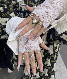 Morning Outside, Dazed Beauty, Many Rings, Lace Gloves, Jewelry Lookbook, Style Streetwear, Dream Jewelry, Inspiration Mode, Pretty Jewellery