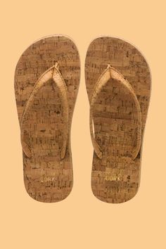 Original Cork uses cork from their homeland of Portugal to create these patented 100% natural vegan flip flops. These sandals are made from cork straps that come in a variety of colors with a cork footbed and a rubber-cork sole. The sandals break in as you wear them and become increasingly flexible and molded to your feet. Perfect for wearing indoors or outdoors! ​Characteristics: Minimalist style offers an eco-centric look for outdoor wear during the warmer seasons and indoor wear during fall a Green Footwear, Ethical Shoes, Living Sustainably, Big Shoes, Cork Wallet, Cork Sandals, Sustainable Leather, Walking Sandals, Neutral Design