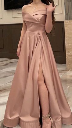 Gold Quinceanera, Lavender Quince, Purple Quince, Dresses Lavender, Classy Prom, Off Shoulder Evening Dress, Prom Dresses Simple, Gowns Dresses Elegant, Dresses Purple