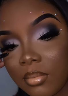 Glam Makeup Looks For Dark Skin, Eyeshadow Looks On Black Women, Brown Glam Makeup Black Women, Black Woman Makeup Looks, Black And Sliver Makeup Look, Make Up For Black Women, Silver Eye Makeup Dark Skin, Navy Blue And Silver Makeup Looks Black Women, Makeup On Black Women