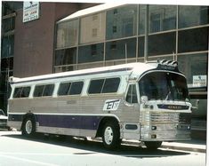 an old bus is parked in front of a building