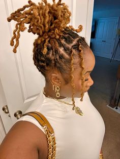 Honey Blond Locs Black Women, Pineapple Loc Style Women, Feminine Loc Styles, Blonde Locs Black Women, Curly Locs Hairstyles, Honey Blonde Locs, Blond Locs, Starter Locs Styles, Blonde Locs