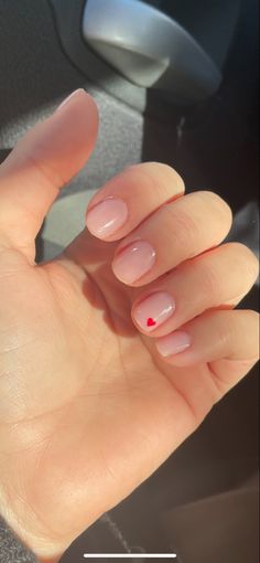 Nude et petit cœur Semi Short Nails, Permanent Nails Design, Semi Nails Ideas, Semi Permanent Nails Ideas, Mail Inspo Simple, Nail Art Unghie Corte, Mail Polish Ideas, Real Short Nails, Semipermanent Nails