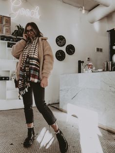 Fuzzy Sweater Outfit, Winter Mode Outfits, Fall Fashion Coats, Millennials Fashion, Fest Outfits, Traje Casual, Cold Weather Fashion, Street Style Winter, Outfits Casual