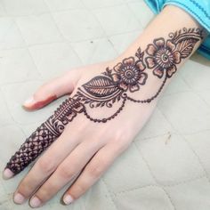 Simple Floral Henna Tattoo for Back Hand Floral Henna Tattoo, Simple Floral Henna, Henna Design For Beginners, Tattoo For Back, Trending Mehndi Designs, Simple Henna Design, Floral Henna