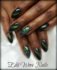 Cat's Eye Nail Design, Red And Green Cat Eye Christmas Nails, Cateye Nails Fall, Black Green Cat Eye Nails, New Years Nails Cat Eye, St Patricks Day Cat Eye Nails, Cateyes Nails Christmas, Cateye Nailart Christmas, Green Tiger Eye Nails