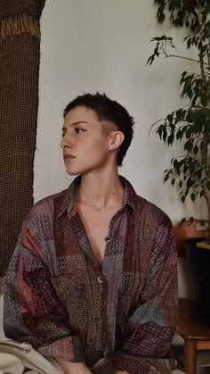 Shaved Head Woman Aesthetic, Nonbinary Haircuts Short, Buzzcut Style Women, Buzzcut Grow Out Hairstyles, Shaved Hair Growing Out, Women Short Mullet, Very Short Womens Haircuts, Outfits For Short Hair Women, Queer Femme Hair