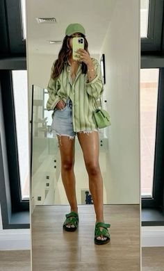 Running Errands Outfit Classy, Pop Up Outfit Ideas, Athletic Brunch Outfit, Everyday Outfits 30s, Feminine Cool Style Outfit, Sports Bar Date Outfit, Beach Wear For Women Outfits Casual, Cali Street Style, Summer Fashion New York