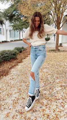 California Outfits Fall, Combat Boots Fall Outfit, California Fall Outfits, White Combat Boots, West Coast Fashion, California Outfits, Timeless Outfits, Fall Street Style, How To Pose