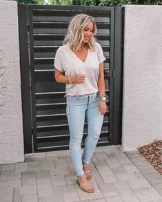 Mom Fashion 30 Year Old, Fashion Over 30, Fashion Ideas For Women, Over 40 Fashion, 40 Fashion, Spring Fashion Casual, Mom Fashion, Lazy Day Outfits, Studded Sandals