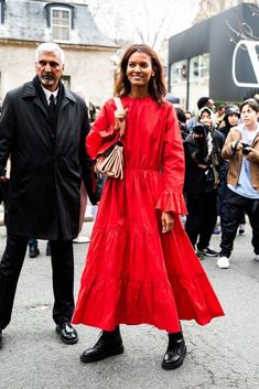 Fashion Week Street Style: 50+ Looks to Copy - FROM LUXE WITH LOVE Style Hijab Simple, Moda Paris, Street Style Trends, Urban Street Style