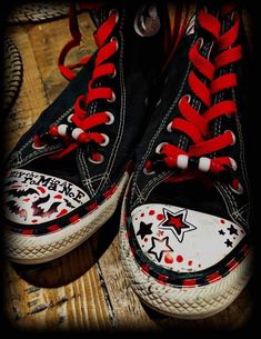 Emo Shoes Drawing, Decorated Converse Grunge, Cool Converse Lace Patterns, Mcr Shoes, How To Decorate Converse, Punk Shoes Diy, Converse Shoes Ideas, Shoe Designs Drawing