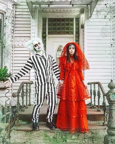 Halloween Costume Duos, Rachel Iwanyszyn, Celebrity Couple Costumes, Lydia Deetz Costume, Disney Couple Costumes, Halloween Costume Couple, Diy Fantasia, Meme Costume, Funny Couple Costumes