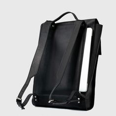 Leder-Rucksack, der als perfekter Begleiter für den täglichen Pendelverkehr entworfen wurde. Eigenschaften: * Separates Laptopfach mit Reißverschluss (passend für 13/14'' MacBook). * Äußere Reißverschlusstasche für kleine Gegenstände wie Geldbörse, Telefon etc. * Innere Einstecktasche * Einzigartiger und zuverlässiger magnetischer Fidlock-Verschluss * Gepolsterte Schultergurte DIMENSIONS:  Height: 17in / 43cm Width: 12in /  30cm Depth: 3,5in / 9cm Weight 1 kg *Buying a backpack get a 20% discoun Standard Backpack With Laptop Sleeve, Modern Leather Backpack For On-the-go, Modern Soft Leather Satchel Backpack, Modern Backpack With Leather Lining For Everyday, Soft Leather Rectangular Backpack For Commuting, Rectangular Soft Leather Backpack For Commuting, Minimalist Leather Travel Backpack, Functional Soft Leather Rectangular Backpack, Soft Leather Commuting Backpack