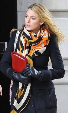 Blair Lively scarfs it to accent against all-black Editorial Vogue, Bright Scarf, Outfit Tips, Mode Tips, Woman In Black, Elegant Scarves