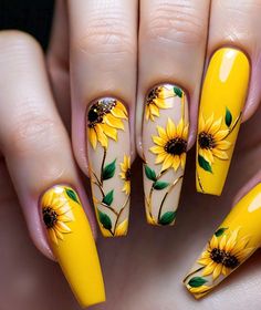 uñas de color amarillo con pequeños girasoles muy delicados y un toque de brillo Sunflowers And Roses, 15 Birthday, Tie Dye Nails, Oval Nails, 15th Birthday, Gold Nails