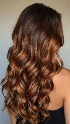 6 Side-Swept Bangs Styles with Fall Hair Colors Copper Brown to Try This Fall 🍂 Copper Hair Highlights Strawberry Blonde, Hair Color Copper Highlights, Copper Highlights Brown Hair, Cooper Highlights On Brown Hair, Brown And Copper Hair, Copper Hair Ombre, Brown Hair With Copper Highlights, Copper Fall Hair, Medium Copper Brown