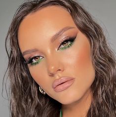 Make Up Ideas For Green Eyes Wedding, Green Eye Make Up Looks, Afternoon Makeup Ideas, Green Eyeshowdow, Makeup Looks For Green Outfit, Ferxxo Makeup Ideas, Green Simple Makeup Looks, Green Look Makeup, Green Makeup Blue Eyes