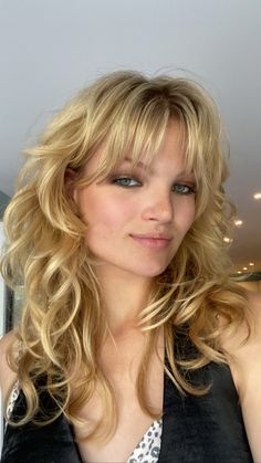 Cubby Face Haircut Women, 70s Hair Flip, Wavy 70s Hair, 70s Hair With Bangs, 70s Shaggy Haircut, 70s Fringe, 70s Rockstar Haircut, Stevie Nicks Haircut, Wavy Hair Shag