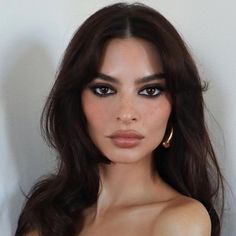 Red Lip Brunette, Basic Glowy Makeup, Makeup For Dark Features, Makeup For Brown Hair Brown Eyes, 90s Supermodels Makeup, Elevated Natural Makeup, Sultry Glam Makeup, Dark Features Makeup, High Visual Weight Makeup Looks