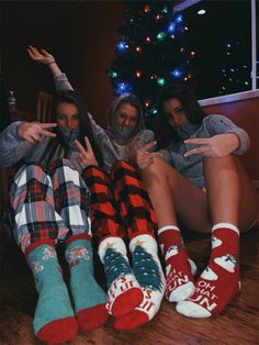 Friends On Christmas, Best Friends Christmas Pictures, Bff Christmas Aesthetic, Christmas Photo Shoot Best Friends, Aesthetic Christmas With Friends, Winter Friend Pictures, Christmas Aesthetic Best Friends, Christmas Vsco Aesthetic, Christmas Photo Friends