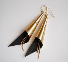 Gold plated cone and genuine champagne gold leather earrings. Gold colored earrings hook. ------ ▲ ▲ ▲ ------SIZE: > length: 10 cmMATERIAL:> Gold plated> genuine lambskin leatherNickel free jewelry !COLOR: > Champagne> Gold------ ▲ ▲ ▲ ------Comes in its own handmade gift package, ready to be given as a present. (If you want to).------ ▲ ▲ ▲ ------Follow me:> Facebook:http://facebook.com/sarayana.fr> Official site:http://www.sarayana.fr------ ▲ ▲ ▲ ------Please feel free to Boho Leather Jewelry, Leather Jewelry Making, Colored Earrings, Nickel Free Jewelry, Gold Jewelry Earrings, Festival Jewelry, Earrings Geometric, Color Champagne, Earrings Elegant