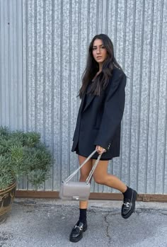 Black Brogues Outfit, Loafers And Dress Outfit, Brogues Womens Outfit, Blazer Black Dress, Platform Loafers Outfit, Brogues Outfit, Black Loafers Outfit, Oversized Black Blazer, Moccasins Outfit