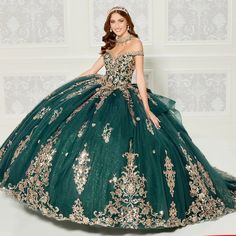 Emerald With Gold Quinceanera Dress, Quince Dresses Color Ideas, Hunter Green Quinceanera Dresses, Emerald Green 15 Dresses Quinceanera, Emerald Green 15 Dress, Gold Quince Dress