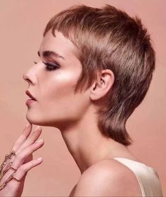 Modern Mullet Haircut, Messy Pixie Haircut, Edgy Short Haircuts, Short Dark Hair, Hair Color Crazy, Cool Short Hairstyles, Afrikaanse Mode