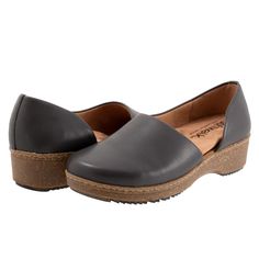 PRICES MAY VARY. Leather upper that features side cut-out detailing. Comfy Winter Shoes For Women, Casual Shoes For Dresses, Business Casual Women’s Shoes, Best Arch Support Shoes For Women, Womens Everyday Shoes, Stylish Comfortable Shoes Women, Travel Shoes Women Comfortable, Arch Support Shoes Woman, Trendy Shoes 2024