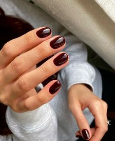 Short Dip Manicure, Wine Dip Nails, Black Dip Powder Nails Ideas, Classy Holiday Nails Short, One Colour Gel Nails, Dip Nails On Natural Nails, Dip Nails Burgundy, Dipped Nails Ideas Christmas, Chrome Dip Nails Ideas