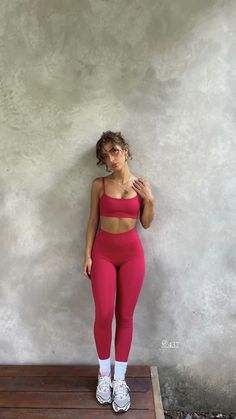 Red Workout Outfit, Red Workout Set, Adrette Outfits, Modele Fitness, Look Legging, Cute Outfits With Leggings, Outfit Gym