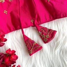 Price__1050 free shipping 

Blouse Design *RAJESHREE*

Blouse has jari ,thread ,ton to ton beads handwork and khatli hand work

Blouse material heavy banarasi silk

Blouse has froent open paterrn

Blouse size making 38

Alterupto *40*

BEAUTIFUL HANDWORK LATKAN