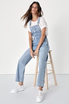 The Levi's Vintage Medium Wash Overalls are a tried and true staple that we know you're going to love! Sturdy denim (in Levi's What A Delight wash) shapes these classic overalls that have a front bib with a patch pocket and adjustable straps that form into a modified racerback. A seamed waist tops relaxed fit straight leg bottoms with two front pockets and two back pockets. Branded button closures at the hips. Red logo tag at back. Fit: This garment fits true to size. Length: Ankle length. Size Store Outfits, Overalls Blue, 7 Months Pregnant, Thrift Store Outfits, Cute Overalls, Lulu Fashion, Long Torso, Logo Tag, Red Logo