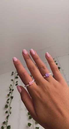 pink purple seed bead pink nails vine background pretty cute Seed Bead Aesthetic, Coconut Girl Bracelets, Cincin Beads, Bead Aesthetic, Trendy Jewelry Ideas, Seed Bead Rings, Aesthetic Coconut Girl, Coconut Jewelry, Summer Necklaces