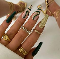 💅 pressedbycharlotte_ 👈 Instagram Green Christmas Nail, Christmas Nail Design, Emerald Nails, August Nails, January Nails, Plaid Nails, New Year's Nails