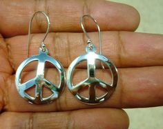 Peace Sign Earrings - Peace Earrings - 925 Sterling Silver Peace Sign Symbol Charm Earrings 7/8" Description Material: .925 Sterling Silver Dimension: 22 mm. (Excluding Hook Length), 20 mm. (Width), 0.9 mm. (Thickness) Approx. Weight: 3.8 Grams 925 stamped  Thailand Handmade Guarantee: .925 sterling silver genuine 100%  Free  Velvet Bag Gift                              Please see another item https://www.etsy.com/shop/NeeSilverBeautiful Peace Sign Symbol, Peace Sign Bracelet, Peace Sign Earrings, Peace Earrings, Elephant Bracelet, Men Bracelet, Minimalist Bracelet, Sterling Silver Cuff, Peace Sign