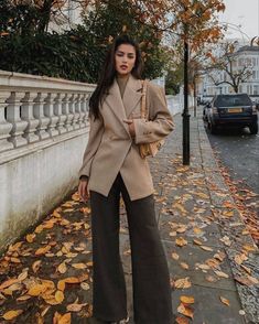 Fall Aesthetic Leaves, Classy Inspiration, Aesthetic Leaves, Autumn Fall Aesthetic, Best Winter Outfits, Look Of The Day, Black Outfits, Elegante Casual