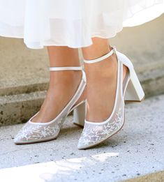 Zapatos de novia muy comodos y elegantes. Tacones block de 8,5cm. Plantilla acolchada muy comoda y exterior de saten off white con aplique de encaje transparente muy femenino y sensual. Puntera cerrada. Tallas regulares. Si tienes dudas ponte en contacto con nosotros. Incluye dos pulseras, una con perlasy otra de satén. Bridal Shoes Block Heel, White Bridal Sandals, Low Heel Wedding Shoes, Low Heels Wedding, Silver Bridal Shoes, Silver Low Heels, Best Bridal Shoes, Wedding Wedges, Elegant Wedding Shoes