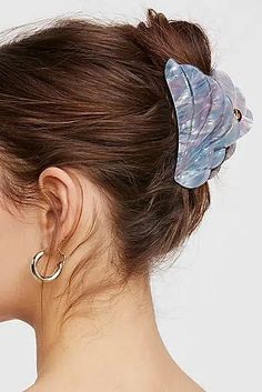 50 Stylish Claw Clip Hairstyles You Will Love Hair Clip Hairstyles, Fancy Hairstyles, Modern Hairstyles, Bow Hair Clips