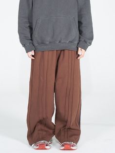 This is a trendy and minimal pants by FUTURE LAB that is made out of high quality and sturdy material. With distinctive mood of the design and comfortable wear, you can style it for your casual daily outfit.- Elastic waistband with string- Unique vertical taping and seams detail- Embroidery detail on the left leg Brown Parachute Pants For Fall, Brown Fall Bottoms For Streetwear, Brown Wide Leg Pants For Streetwear, Wide Leg Brown Pants For Streetwear, Brown Cotton Pants With Drawstring, Brown Cotton Drawstring Pants, Baggy Brown Ankle Pants, Baggy Brown Sweatpants With Pockets, Brown Baggy Parachute Pants For Fall