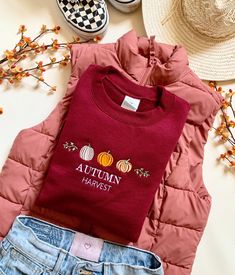 Embroidered Clothes Ideas, Sweatshirts Ideas, Crewneck Embroidery, Embroidery Tshirt, Autumn Harvest, Embroidered Crewneck, Embroidered Clothes, Fall Sweatshirt, Clothes Ideas