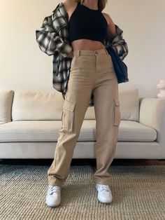 Aesthetic Cargo Pants Outfit, Cargo Pants Outfit Summer, Beige Cargo Pants Outfit, Women Cargo Pants Outfit, Aesthetic Cargo Pants, Cargo Pants Aesthetic, Summer Cargo Pants, Jeans Marron