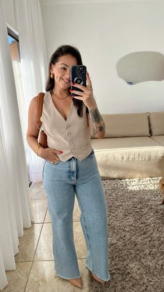 Link do colete abaixo em visitar 👇🏼 Looks Jeans, Capsule Outfits, Casual Day Outfits, Classy Casual Outfits, Dinner Outfits, Vest Outfits, Mom Outfits, Casual Style Outfits