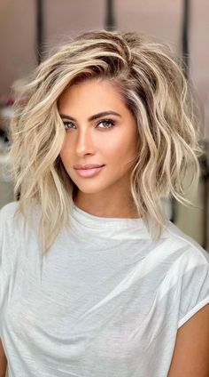 Blonde Hair With Roots, Layered Haircuts For Women, Blonde Wavy Hair, Dark Roots Blonde Hair, Human Wigs, Haircut Styles, Short Layered Haircuts, Penteado Cabelo Curto, Short Hairstyle