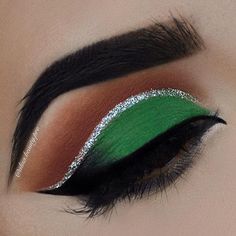 Eyeshadow Looks With White Eyeliner, Looks With White Eyeliner, Makeup Noel, Green Eyeshadow Looks, Mua Life, Eye Makeup Stencil, Makeup Stencils, Eyeshadow Ideas