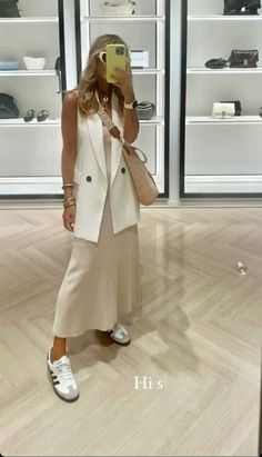 Wedding Guest Winery Outfit, Casual Office Summer Outfits Women, Samba Street Style, Ootd Ideas Street Styles, Office Outfits Summer, White Vest Outfit, Adidas Samba Outfits, Samba Outfits