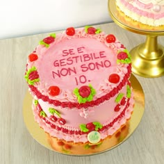 there is a pink cake that says see gestibile non - sono on it