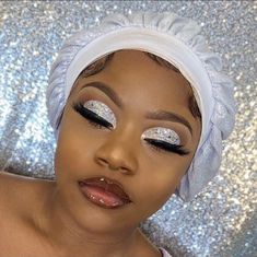 Maquillage Yeux Cut Crease, Face Beat Makeup, Grey Makeup, Natural Glam Makeup, Glitter Makeup Looks, Prom Eye Makeup, Soft Makeup Looks, Prom Makeup Looks